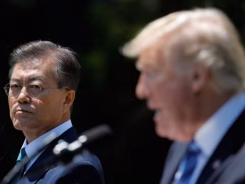 Tổng thống Hàn Quốc Moon Jae-in đang rất nỗ lực thúc đẩy đối thoại giữa 2 miền Triều Tiên, nhưng không thể không "ngó mặt Mỹ". Ảnh minh họa: Business Insider.