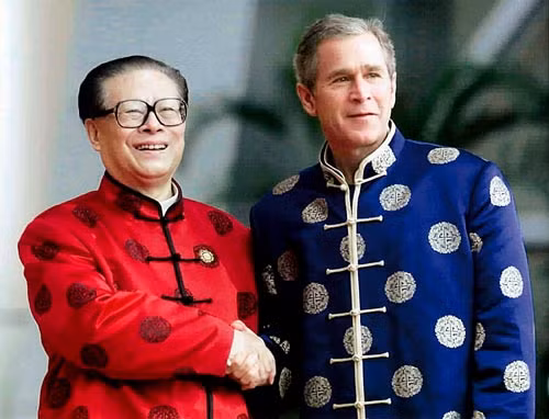 Chủ tịch Trung Quốc Giang Trạch Dân và Tổng thống Hoa Kỳ George W. Bush tại Thượng Hải năm 2001, ảnh: ee.china-embassy.org