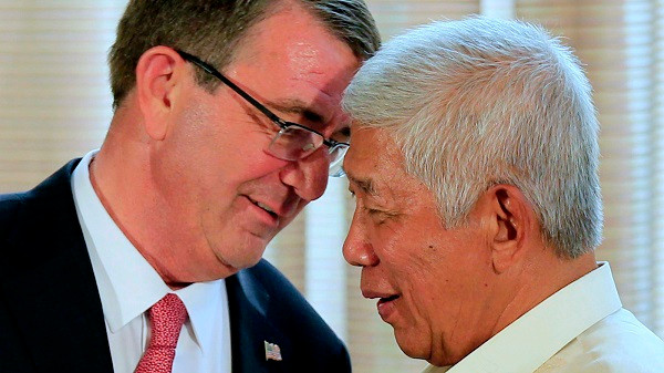 Theo Reuters, ngay sau khi có Phán quyết Trọng tài 12/7/2016, Bộ trưởng Quốc phòng Ashton Carter (trái) đã điện đàm với người đồng cấp Philippines Delfin Lorenzana (phải) rằng, Trung Quốc đã cam kết với Mỹ sẽ kiềm chế sau Phán quyết, Mỹ đề nghị Philippines cũng kiềm chế. Ảnh minh họa: AP.