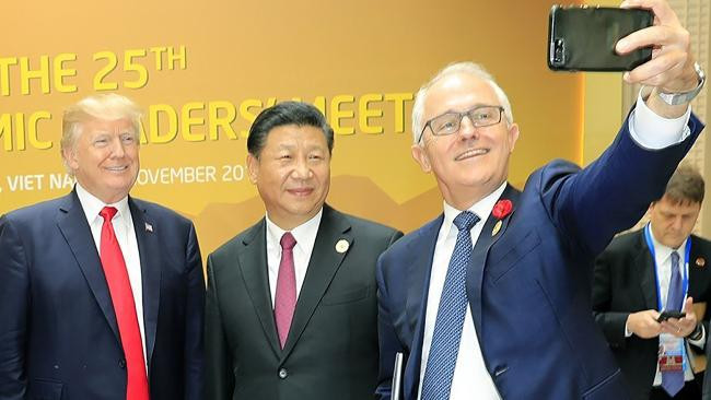 Tổng thống Hoa Kỳ Donald Trump, Chủ tịch Trung Quốc Tập Cận Bình và Thủ tướng Australia Malcolm Turnbull chụp ảnh chung bên lề APEC 2017 Đà Nẵng, ảnh: Daily Telegraph. Tổng thống Hoa Kỳ Donald Trump, Chủ tịch Trung Quốc Tập Cận Bình và Thủ tướng Australia Malcolm Turnbull chụp ảnh chung bên lề APEC 2017 Đà Nẵng, ảnh: Daily Telegraph.