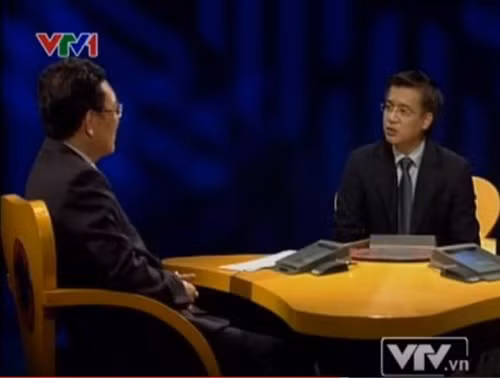 Năm 2011 Bộ trưởng Phạm Vũ Luận từng gây xôn xao dư luận với đề án đổi mới chương trình, sách giáo khoa dự toán 70 ngàn tỉ đồng. Đến khi được chấp nhận với con số ngân sách duyệt chi 718,8 tỉ đồng, đề án vẫn còn nhiều bất cập và mập mờ về khoa học. Ảnh: VTV.vn.