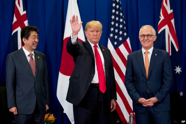 Thủ tướng Nhật Bản, Tổng thống Hoa Kỳ và Thủ tướng Australia gặp nhau tại Manila ngày 31/11/2017. Ảnh: AP.