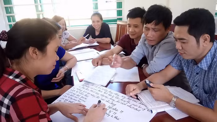 Giáo viên đã từng được tập huấn "tích hợp xuyên môn", nhưng vẫn là 2, 3 thầy 1 sách. Ảnh minh họa: cddspthainguyen.edu.vn..