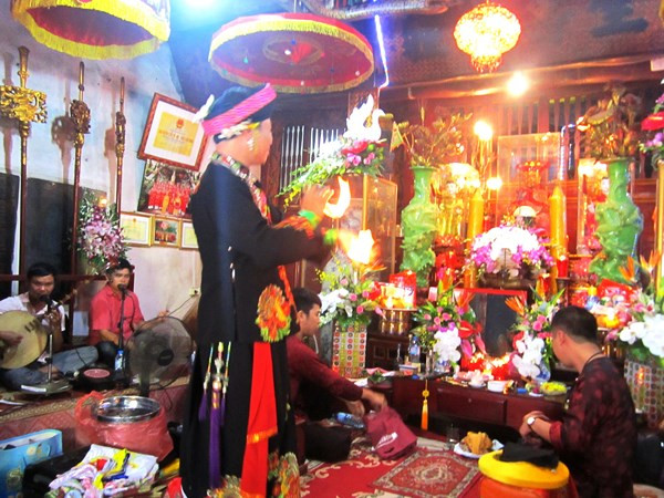 Hầu đồng là một tín ngưỡng bản địa sử dụng rất nhiều vàng mã, ảnh minh họa: tuyengiao.vn. Hầu đồng là một tín ngưỡng bản địa sử dụng rất nhiều vàng mã, ảnh minh họa: tuyengiao.vn.