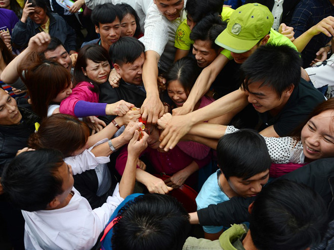 Tranh lộc tại chùa Hương, Mỹ Đức, Hà Nội, ảnh: Tạp chí Tuyên giáo. Tranh lộc tại chùa Hương, Mỹ Đức, Hà Nội, ảnh: Tạp chí Tuyên giáo.