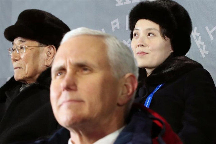 Ông Mike Pence dường như không để ý đến sự hiện diện của 2 nhà lãnh đạo Triều Tiên (Chủ tịch Quốc hội Kim Jong-nam và bà Kim Yo-jong), ảnh: Reuters. Ông Mike Pence dường như không để ý đến sự hiện diện của 2 nhà lãnh đạo Triều Tiên (Chủ tịch Quốc hội Kim Jong-nam và bà Kim Yo-jong), ảnh: Reuters.