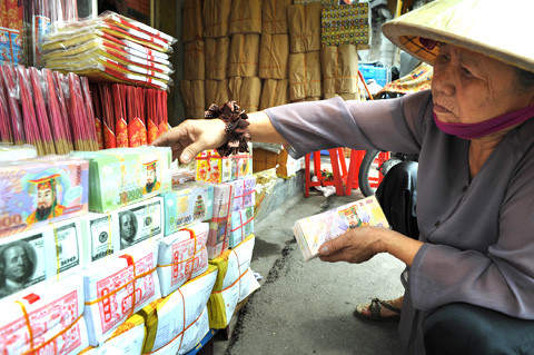 Vàng mã là vật phẩm biểu đạt tín ngưỡng của nhiều người, ảnh minh họa: tuyengiao.vn. Vàng mã là vật phẩm biểu đạt tín ngưỡng của nhiều người, ảnh minh họa: tuyengiao.vn.