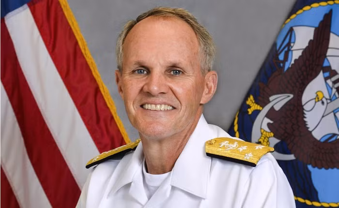Phó Đô đốc Phillip G. Sawyer -Tư lệnh Hạm đội 7 thuộc Bộ Tư lệnh Thái Bình Dương, Hoa Kỳ.