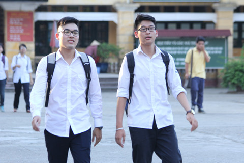 Các thí sinh ra khỏi phòng thi tâm trạng khá thoải mái. Ảnh: Hồng Nhung Các thí sinh ra khỏi phòng thi tâm trạng khá thoải mái. Ảnh: Hồng Nhung