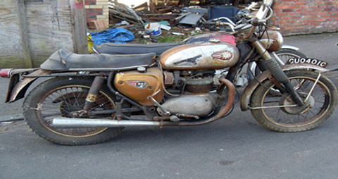 Với Nguyên số tiền tiết kiệm của tháng dư ra đủ để có thể mua một chiếc xe máy (Ảnh minh họa) Với Nguyên số tiền tiết kiệm của tháng dư ra đủ để có thể mua một chiếc xe máy (Ảnh minh họa)