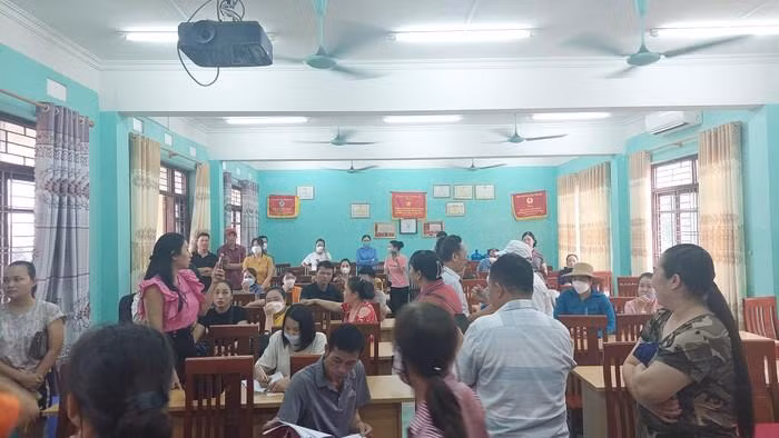 Các phụ huynh bức xúc vì con họ bị Trường Trung học phổ thông Lương Thế Vinh trả lại hồ sơ (Ảnh: Lã Tiến/CTV)