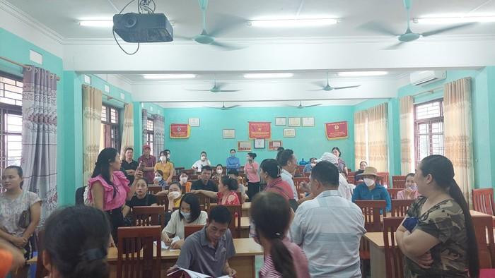 Các phụ huynh bức xúc vì con họ bị Trường Trung học phổ thông Lương Thế Vinh trả lại hồ sơ (Ảnh: Lã Tiến/CTV)