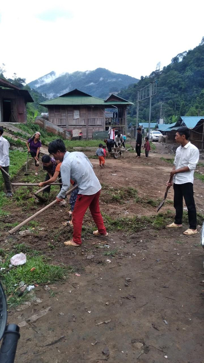 Các thầy, cô giáo cùng các phụ huynh đang lao động tích cực chuẩn bị cho năm học mới. Ảnh: MK