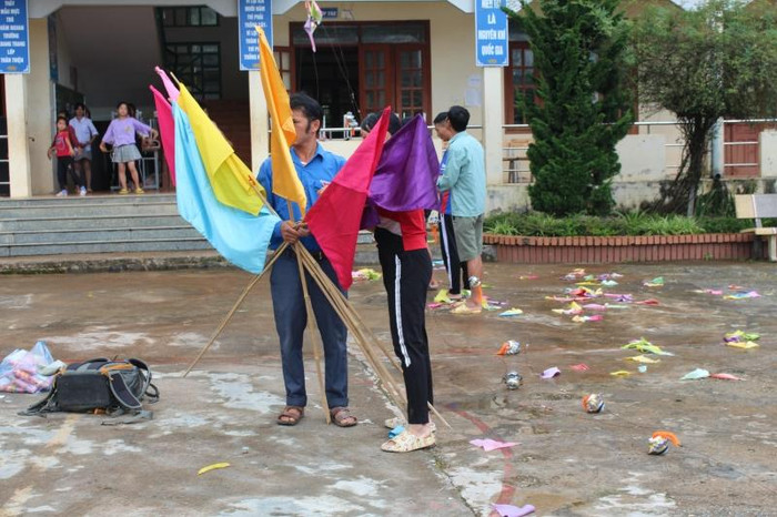 Các thầy, cô giáo ở xã Tà Tổng chuẩn bị năm học mới. Ảnh: Trường Phổ thông dân tộc bán trú Tiểu học và Trung học cơ sở Tà Tổng