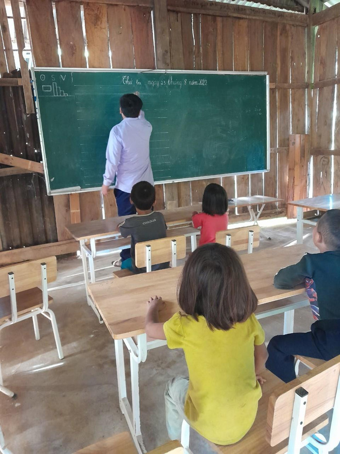 Học sinh ở xã Pa Ủ đi học tuần đầu tiên. Ảnh: MK