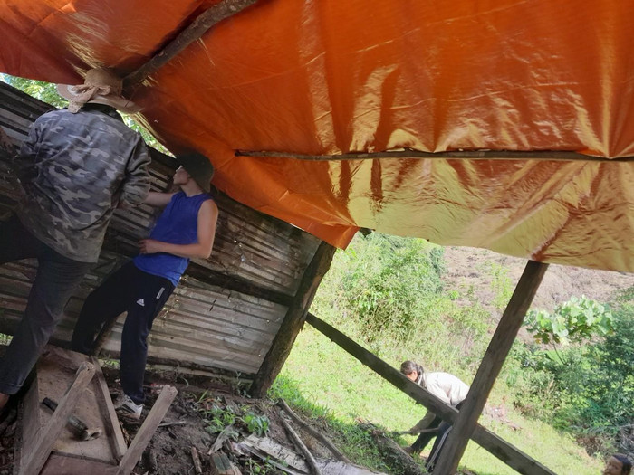 Tuy nhiên vẫn còn rất nhiều khó khăn, trong ảnh là các thầy cô đang dựng lều cho học sinh sử dụng. Ảnh: MK