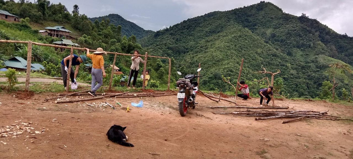 Không khí lao động khẩn trương, rộn tiếng cười của các thầy cô giáo. Ảnh: MK