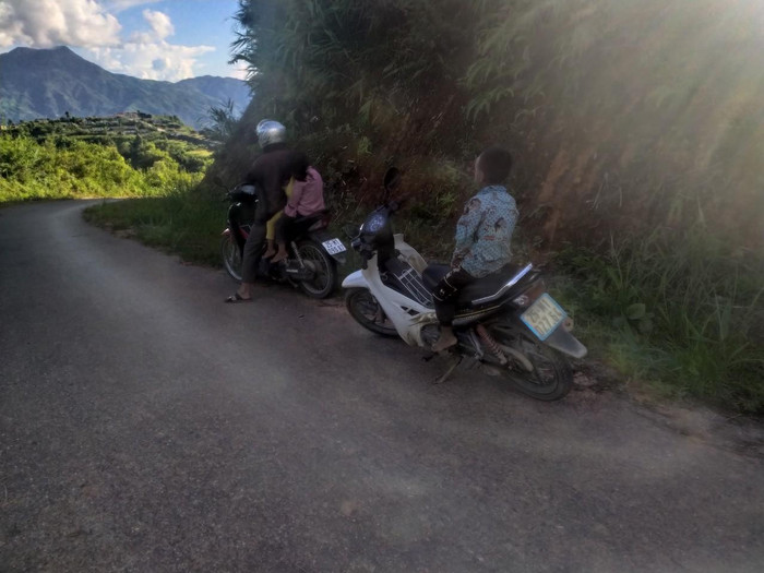 Các thầy cô giáo đi "gom" học trò. Ảnh: MK