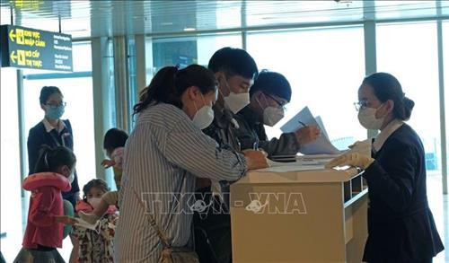 Thực hiện khai báo y tế bắt buộc với tất cả các hành khách nhập cảnh Việt Nam theo quy định. Ảnh minh họa: TTXVN Thực hiện khai báo y tế bắt buộc với tất cả các hành khách nhập cảnh Việt Nam theo quy định. Ảnh minh họa: TTXVN