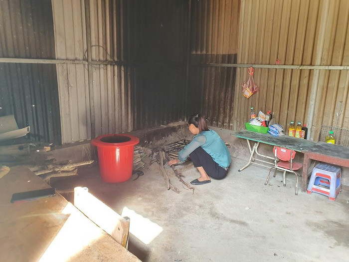 Giáo viên mầm non vùng cao vẫn đang phải sống trong điều kiện cơ sở vật chất thiếu thốn. Trong ảnh là cô giáo Chu Sìn Pứ - giáo viên Trường Mần non Huổi Lếch (điểm trường Cây Sặt) Mường Nhé, Điện Biên đang nhóm lửa chuẩn bị nấu cơm cho học sinh. Ảnh: LC