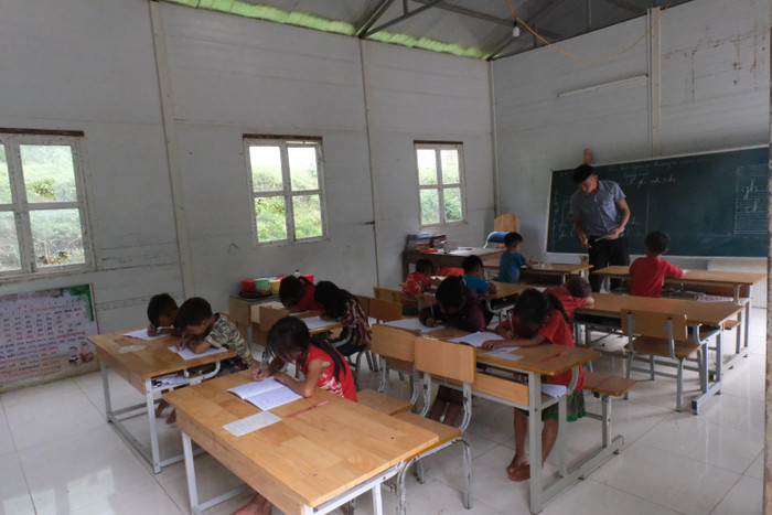 Bên cạnh khó khăn về cơ sở vật chất, thiếu đội ngũ giáo viên đang là bài toán khiến ngành giáo dục Điện Biên gặp nhiều trăn trở. Ảnh: điểm trường Pá Mỳ 3 (Mường Nhé, Điện Biên) Bên cạnh khó khăn về cơ sở vật chất, thiếu đội ngũ giáo viên đang là bài toán khiến ngành giáo dục Điện Biên gặp nhiều trăn trở. Ảnh: điểm trường Pá Mỳ 3 (Mường Nhé, Điện Biên)