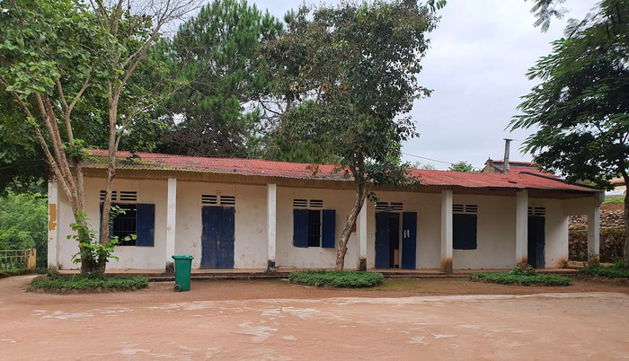 Nhiều cơ sở vật chất không thể sử dụng được vì xuống cấp. Trong ảnh: Dãy nhà tại trường liên cấp Tiểu học và Trung học cơ sở Sín Thầu. Ảnh: LC Nhiều cơ sở vật chất không thể sử dụng được vì xuống cấp. Trong ảnh: Dãy nhà tại trường liên cấp Tiểu học và Trung học cơ sở Sín Thầu. Ảnh: LC