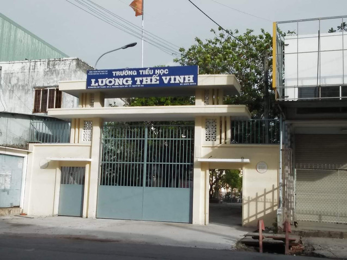 Trường Tiểu học Lương Thế Vinh đã gỡ bỏ thông báo có liên quan đến bán đồng phục và sách giáo khoa trước cổng. (Ảnh: M.A) Trường Tiểu học Lương Thế Vinh đã gỡ bỏ thông báo có liên quan đến bán đồng phục và sách giáo khoa trước cổng. (Ảnh: M.A)
