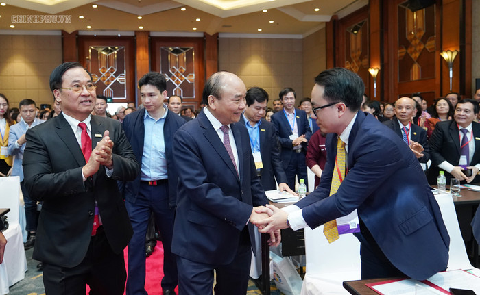 Thủ tướng trò chuyện với các đại biểu. Ảnh: chinhphu.vn Thủ tướng trò chuyện với các đại biểu. Ảnh: chinhphu.vn