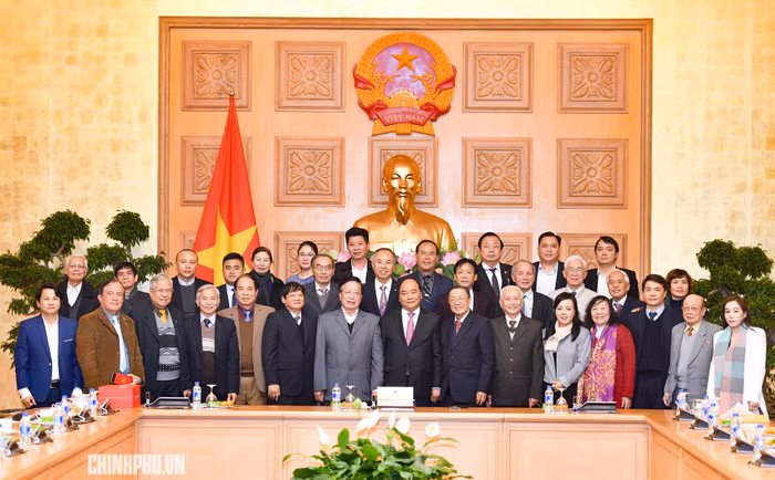 Thủ tướng ghi nhận những đóng góp của Hội Giáo dục chăm sóc sức khỏe cộng đồng Việt Nam.Ảnh: VGP