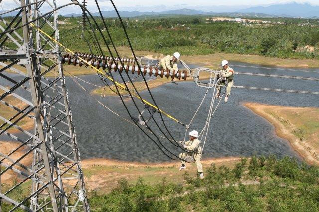 Để lưới điện không ngừng vươn xa. Ảnh: TTXVN