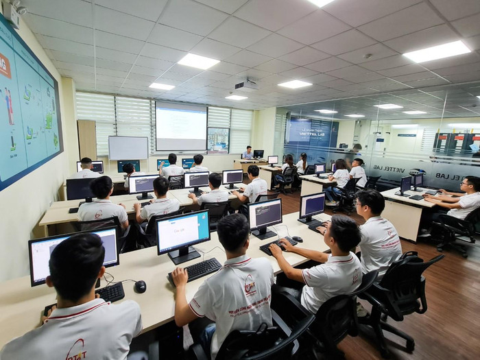 Tổ hợp xét tuyển: Toán, Lý, Hóa (A00 – khối A); hoặc Toán, Lý, Anh văn (A01 – khối A1) hoặc các phương án xét tuyển riêng của Học viện Công nghệ Bưu chính Viễn thông. Ảnh: NTCC Tổ hợp xét tuyển: Toán, Lý, Hóa (A00 – khối A); hoặc Toán, Lý, Anh văn (A01 – khối A1) hoặc các phương án xét tuyển riêng của Học viện Công nghệ Bưu chính Viễn thông. Ảnh: NTCC