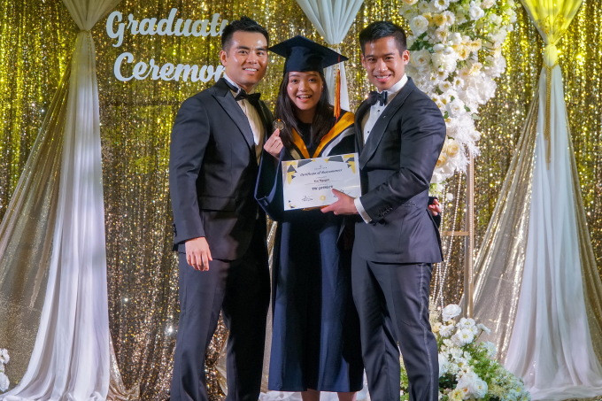 Giám đốc Danny Hwang (bên trái) và Tommy Nguyễn (bên phải) trao thưởng cho học sinh có thành tích xuất sắc trong kỳ ứng tuyển du học Mỹ năm 2018-2019. Ảnh: Point Avenue Giám đốc Danny Hwang (bên trái) và Tommy Nguyễn (bên phải) trao thưởng cho học sinh có thành tích xuất sắc trong kỳ ứng tuyển du học Mỹ năm 2018-2019. Ảnh: Point Avenue
