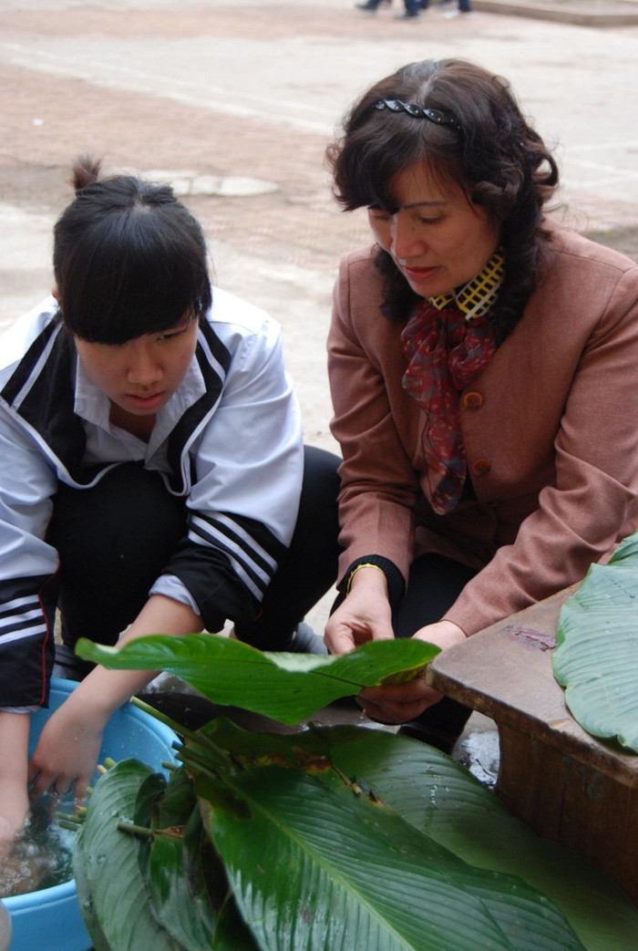 Ngày 5/2, tại Trường THPT Thực nghiệm, học sinh khối lớp 11 được thầy cô dạy gói bánh chưng ngay trong khuôn viên trường, trong chương trình hoạt động ngoài giờ. Ngày 5/2, tại Trường THPT Thực nghiệm, học sinh khối lớp 11 được thầy cô dạy gói bánh chưng ngay trong khuôn viên trường, trong chương trình hoạt động ngoài giờ.