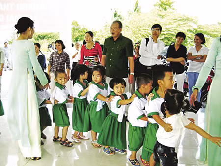 Thầy Xuân trong ngày khai giảng ngôi trường ông đặt nhiều tâm huyết