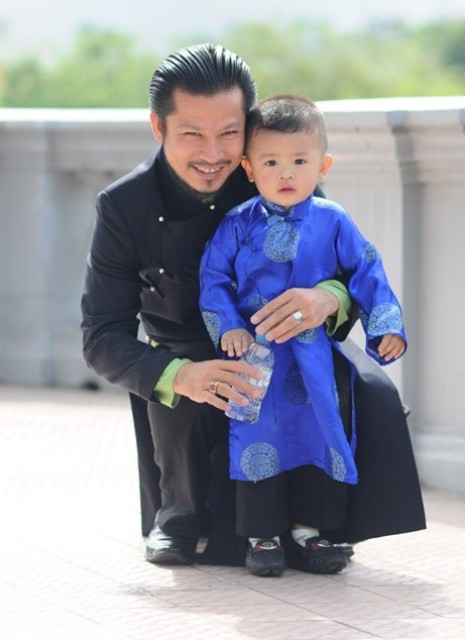 Anh luôn xuất hiện với bộ áo dài truyền thống hoặc cách tân.