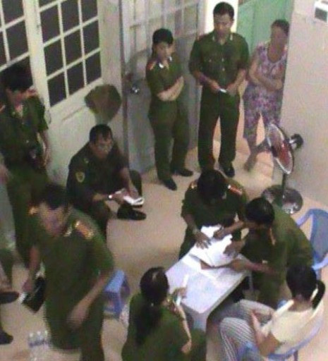 Lực lượng kiểm tra lập biên bản tại hiện trường quán karaoke Ngọc Bích