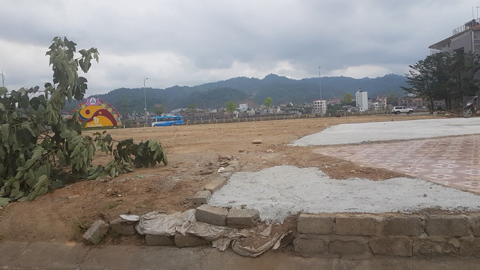 Tuy nhiên, kể từ khi được cấp Giấy chứng nhận đầu tư và Giấy chứng nhận quyền sử dụng đất, mặc dù Công ty Kinh Bắc đã tích cực làm việc với các sở, ban, ngành của tỉnh Lào Cai để triển khai Dự án nhưng phải đến ngày 24/4/2015, Công ty Kinh Bắc mới được UBND tỉnh Lào Cai ký hợp đồng thuê đất và ngày 05/5/2015, Sở Tài nguyên và Môi trường tỉnh Lào Cai mới bàn giao đất tại thực địa (tức là sau gần 20 tháng kể từ khi được cấp giấy phép đầu tư). Tuy nhiên, kể từ khi được cấp Giấy chứng nhận đầu tư và Giấy chứng nhận quyền sử dụng đất, mặc dù Công ty Kinh Bắc đã tích cực làm việc với các sở, ban, ngành của tỉnh Lào Cai để triển khai Dự án nhưng phải đến ngày 24/4/2015, Công ty Kinh Bắc mới được UBND tỉnh Lào Cai ký hợp đồng thuê đất và ngày 05/5/2015, Sở Tài nguyên và Môi trường tỉnh Lào Cai mới bàn giao đất tại thực địa (tức là sau gần 20 tháng kể từ khi được cấp giấy phép đầu tư).