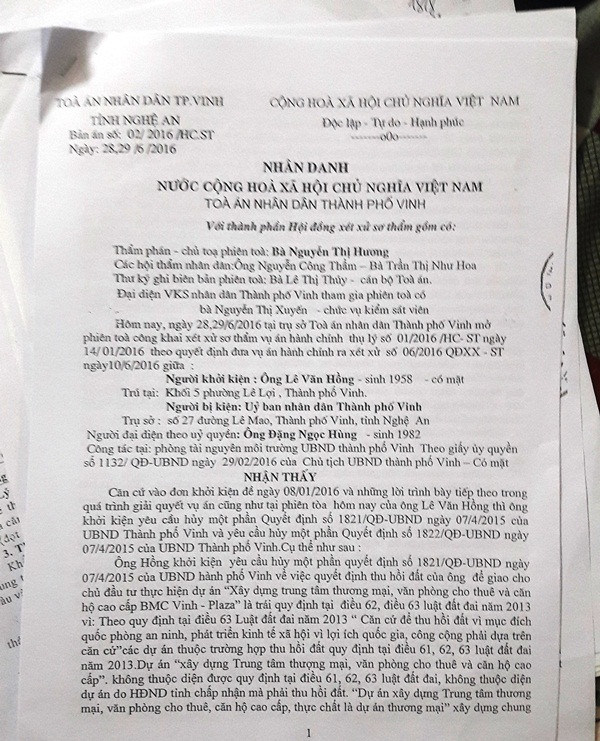 Bản án của Toà án nhân dân TP Vinh đã yêu cầu UBND TP Vinh huỷ một phần quyết định số 1821, 1822/QĐ-UBND của UBND TP Vinh ngày 7/4/2015 về việc quyết định thu hồi đất và bồi thường GPMB 998,2m2 đối với hộ ông Lê Văn Hồng. Bản án của Toà án nhân dân TP Vinh đã yêu cầu UBND TP Vinh huỷ một phần quyết định số 1821, 1822/QĐ-UBND của UBND TP Vinh ngày 7/4/2015 về việc quyết định thu hồi đất và bồi thường GPMB 998,2m2 đối với hộ ông Lê Văn Hồng.