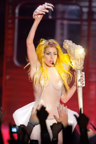 Đôi khi, người ta còn không thấy Lady Gaga mặc áo... bra.