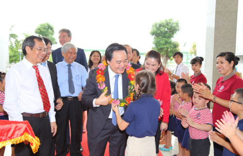 Bộ trưởng Bộ Giáo dục và Đào tạo Phùng Xuân Nhạ tới thăm mô hình Trường Quốc tế Học viện Anh quốc do Tập đoàn Nguyễn Hoàng đầu tư tại tỉnh Bà Rịa - Vũng Tàu. Ảnh minh họa: Báo Giáo dục và Thời đại.