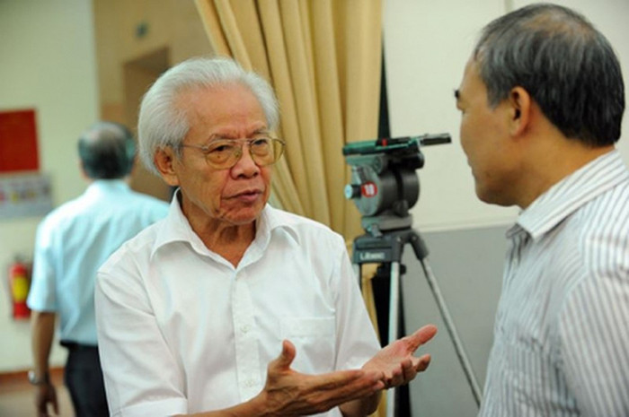 Giáo sư Hồ Ngọc Đại trong một cuộc trò chuyện với Tiến sĩ Nguyễn Vinh Hiển, ảnh minh họa: Báo Vietnamnet. Giáo sư Hồ Ngọc Đại trong một cuộc trò chuyện với Tiến sĩ Nguyễn Vinh Hiển, ảnh minh họa: Báo Vietnamnet.