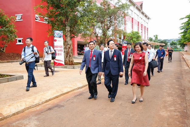 Ngày 4/8/2018, Bộ trưởng Bộ Giáo dục và Đào tạo Phùng Xuân Nhạ đã tới dự lễ khánh thành Trường Tiểu học, Trung học cơ sở và Trung học phổ thông Hoàng Việt, Buôn Ma Thuột, Đắk Lắk. Đây là một sự quan tâm rất lớn của người đứng đầu ngành giáo dục với giáo dục tư thục. Ảnh: Trường Hoàng Việt. Ngày 4/8/2018, Bộ trưởng Bộ Giáo dục và Đào tạo Phùng Xuân Nhạ đã tới dự lễ khánh thành Trường Tiểu học, Trung học cơ sở và Trung học phổ thông Hoàng Việt, Buôn Ma Thuột, Đắk Lắk. Đây là một sự quan tâm rất lớn của người đứng đầu ngành giáo dục với giáo dục tư thục. Ảnh: Trường Hoàng Việt.