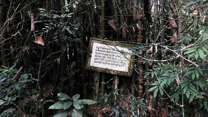 Tấm bia ghi dấu lịch sử đau thương về vụ thảm sát kinh hoàng năm xưa. (Ảnh: LC) Tấm bia ghi dấu lịch sử đau thương về vụ thảm sát kinh hoàng năm xưa. (Ảnh: LC)