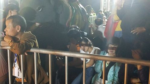 Vạn người xin ấn, nghìn người dâng sao, ít người đến hội thề Vạn người xin ấn, nghìn người dâng sao, ít người đến hội thề