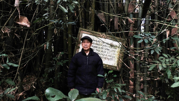 Ông Lô Ích Vinh bên tấm bia ghi dấu vụ thảm sát. (Ảnh: LC) Ông Lô Ích Vinh bên tấm bia ghi dấu vụ thảm sát. (Ảnh: LC)