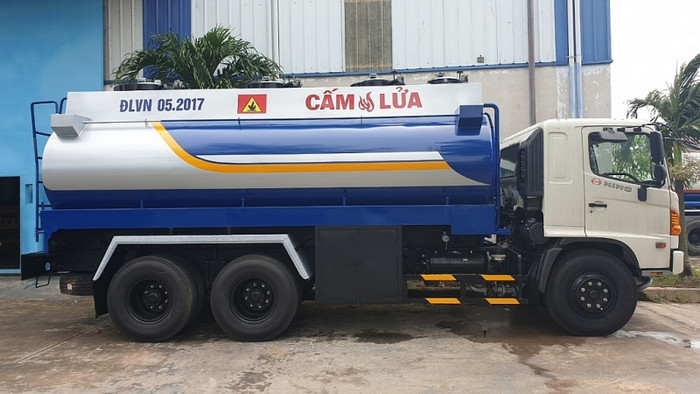 Phương tiện vận tải hàng hóa nguy hiểm phải dán biểu trưng hàng nguy hiểm. Ảnh minh họa: Báo Hải Quan