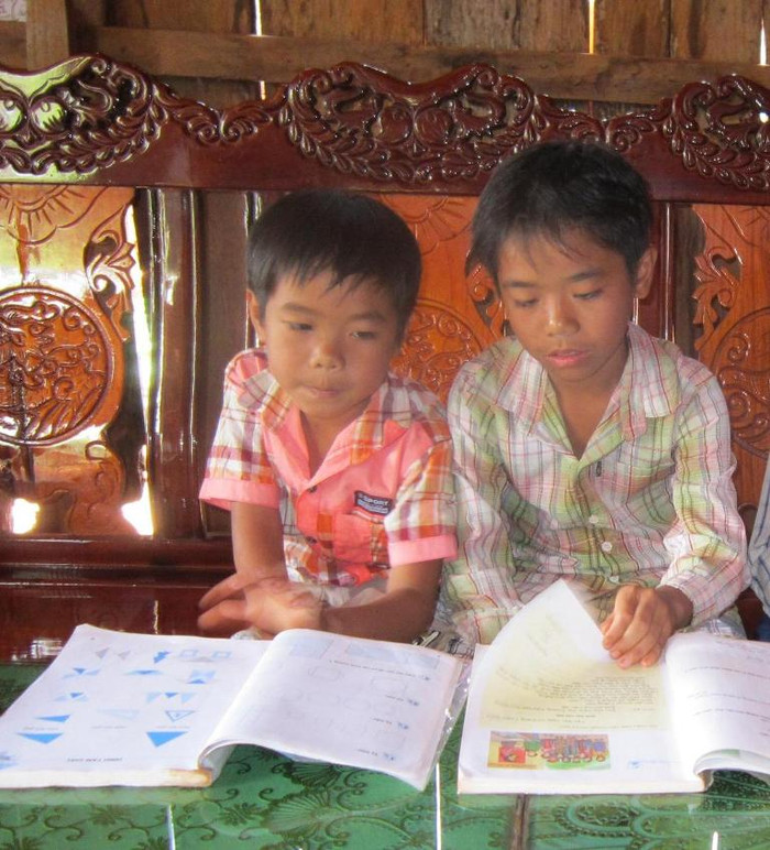 Hai anh em Thắng, Kiệt đang học bài với ước mơ giúp ích cho đời.