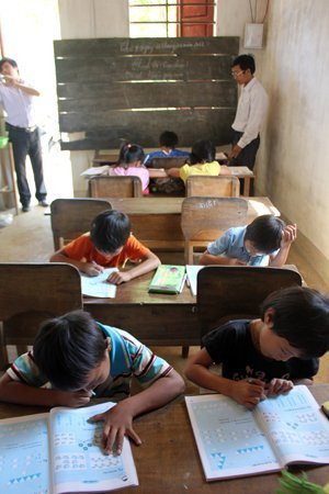 Điểm trường bản Giàng 1 thuộc Trường tiểu học Hương Lâm, nằm sâu phía tây xã Hương Lâm. Cả trường chỉ có 3 phòng học nhưng có tới 5 lớp, bao gồm cả mầm non và tiểu học. Xem 'chú lính chì' Thiện Nhân đi xe đạp một chân Chùm ảnh: Học sinh TP.HCM “nhởn nhơ” phóng xe phân khối lớn Những nữ sinh diện áo dài đẹp hơn cả Hoa hậu Mai Phương Thúy (P26) Á khôi ĐH Văn hóa Hà Nội chờ tỏa sáng tại Imiss Thăng Long