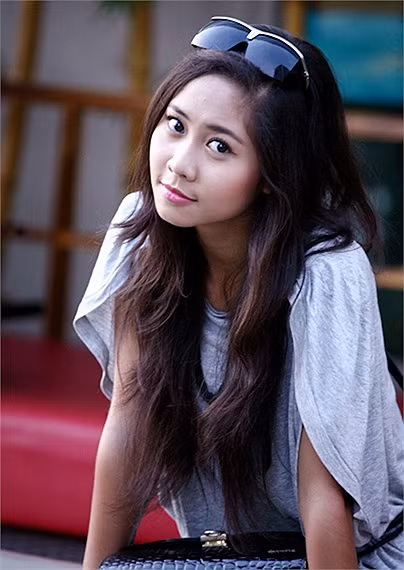 Ngoài ra, Tường Vi còn lại một model ảnh quen thuộc của các tạp chí dành cho tuổi teen. <<Á KHÔI CĐ TÀI CHÍNH - HẢI QUAN ĐẸP LÃNG MẠN TRONG SẮC TÍM <<HOT GIRL CẨM TÚ ĐẸP LÃNG MẠN TRONG SẮC MÀU HOA CỎ <<NGỠ NGÀNG HOT GIRL CÓ VẺ ĐẸP GIỐNG CA SỸ BẢO THY <<NỮ SINH CĐ DU LỊCH ĐẸP DỊU DÀNG TRONG NẮNG THU