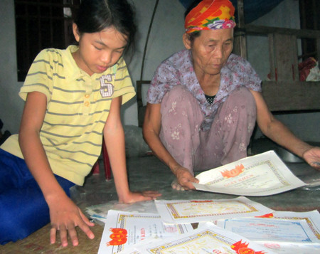 Hoàn cảnh gia đình hết sức khó khăn nhưng Vân Anh luôn đạt thành tích cao trong học tập và nhận được nhiều giấy khen.